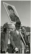 1.05.1954, Starogard Gdański, Polska
Mieszkańcy na pochodzie pierwszomajowym; jeden z nich niesie portret Ludwika Waryńskiego.
Fot. Irena Jarosińska, zbiory Ośrodka KARTA