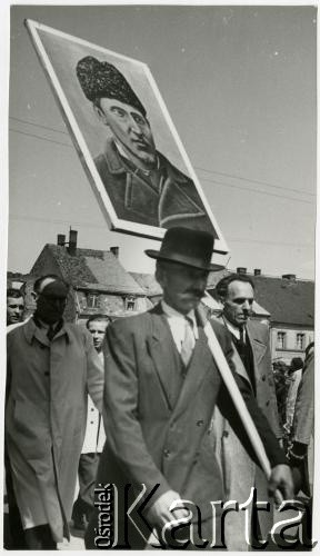 1.05.1954, Starogard Gdański, Polska
Mieszkańcy na pochodzie pierwszomajowym; jeden z nich niesie portret Ludwika Waryńskiego.
Fot. Irena Jarosińska, zbiory Ośrodka KARTA