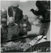 Brak daty, Polska.
Przy witrynie sklepowej.
Fot. Irena Jarosińska, zbiory Ośrodka KARTA