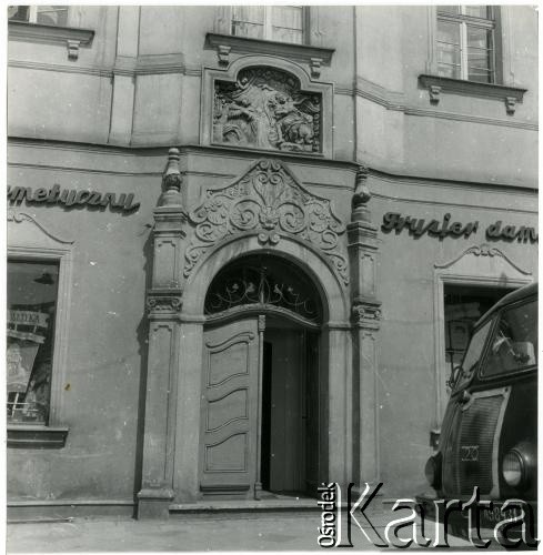 Lata 50. lub 60., Opole, Polska.
Kamienica na rynku.
Fot. Irena Jarosińska, zbiory Ośrodka KARTA