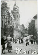 Prawdopodobnie 1964, Kraków, Polska.
Studenci na tle Zamku Królewskiego na Wawelu. Widoczna wieża bazyliki archikatedralnej św. Stanisława i św. Wacława.
Fot. Irena Jarosińska, zbiory Ośrodka KARTA