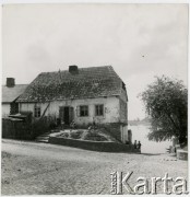 Lata 50., Czerwińsk nad Wisłą, Polska.
Uliczka miasta.
Fot. Irena Jarosińska, zbiory Ośrodka KARTA