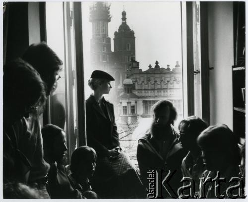 Brak daty, Kraków, Polska.
Grupa osób w pomieszczeniu, w oknie widoczny fragment Sukiennic i wieże kościoła Mariackiego.
Fot. Irena Jarosińska, zbiory Ośrodka KARTA