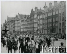 Brak daty, Gdańsk, Polska.
Ulica Długi Targ, z lewej Fontanna Neptuna.
Fot. Irena Jarosińska, zbiory Ośrodka KARTA