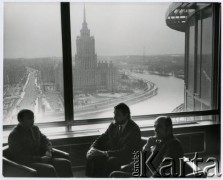 Po 1957, Moskwa, Związek Radziecki. 
Grupa osób we wnętrzu, w oknie widoczny hotel Ukraina (budowany 1954-1957).
Fot. Irena Jarosińska, zbiory Ośrodka KARTA