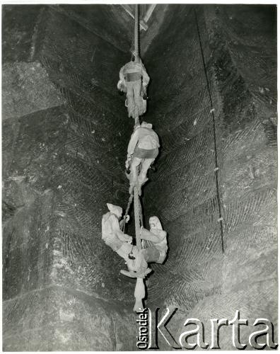 Brak daty, Wieliczka, Polska.
Figurki w kopalni soli.
Fot. Irena Jarosińska, zbiory Ośrodka KARTA