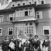 1963, Zakopane, woj. krakowskie, Polska.
Dyrektor Zespołu Szkół Zawodowych nr 2 im. Heleny Modrzejewskiej Centralnego Związku Spółdzielczości Pracy Maria Bujakowa (4. z lewej w białej koszuli) w otoczeniu uczennic.
Fot. Irena Jarosińska, zbiory Ośrodka KARTA