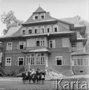 1963, Zakopane, woj. krakowskie, Polska.
Dyrektor Zespołu Szkół Zawodowych nr 2 im. Heleny Modrzejewskiej Centralnego Związku Spółdzielczości Pracy Maria Bujakowa (4. z lewej w białej koszuli) w otoczeniu uczennic.
Fot. Irena Jarosińska, zbiory Ośrodka KARTA