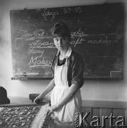 1963, Zakopane, woj. krakowskie, Polska.
Zespół Szkół Zawodowych nr 2 im. Heleny Modrzejewskiej Centralnego Związku Spółdzielczości Pracy. Nauczycielka prowadzi zajęcia z tkactwa.
Fot. Irena Jarosińska, zbiory Ośrodka KARTA
