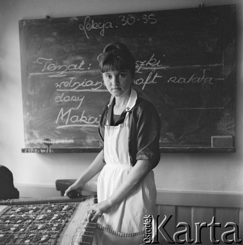 1963, Zakopane, woj. krakowskie, Polska.
Zespół Szkół Zawodowych nr 2 im. Heleny Modrzejewskiej Centralnego Związku Spółdzielczości Pracy. Nauczycielka prowadzi zajęcia z tkactwa.
Fot. Irena Jarosińska, zbiory Ośrodka KARTA
