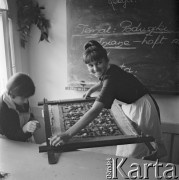 1963, Zakopane, woj. krakowskie, Polska.
Zajęcia z tkactwa w Zespole Szkół Zawodowych nr 2 im. Heleny Modrzejewskiej Centralnego Związku Spółdzielczości Pracy.
Fot. Irena Jarosińska, zbiory Ośrodka KARTA