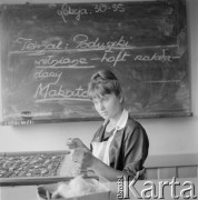 1963, Zakopane, woj. krakowskie, Polska.
Uczennica z Zespołu Szkół Zawodowych nr 2 im. Heleny Modrzejewskiej Centralnego Związku Spółdzielczości Pracy podczas zajęć z tkactwa.
Fot. Irena Jarosińska, zbiory Ośrodka KARTA