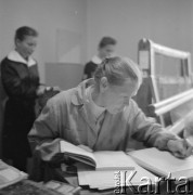 1963, Zakopane, woj. krakowskie, Polska.
Zajęcia z tkactwa w Zespole Szkół Zawodowych nr 2 im. Heleny Modrzejewskiej Centralnego Związku Spółdzielczości Pracy. Na pierwszym planie prawdopodobnie Krystyna Szczepanowska, nauczycielka tkactwa.
Fot. Irena Jarosińska, zbiory Ośrodka KARTA