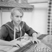 1963, Zakopane, woj. krakowskie, Polska.
Uczennica z Zespołu Szkół Zawodowych nr 2 im. Heleny Modrzejewskiej Centralnego Związku Spółdzielczości Pracy podczas zajęć z tkactwa.
Fot. Irena Jarosińska, zbiory Ośrodka KARTA