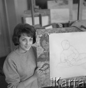 1961-1970, Opole, woj. opolskie, Polska.
Państwowe Liceum Sztuk Plastycznych. Uczennica prezentuje swoją pracę podczas zajęć z malarstwa i rysunku prowadzonych przez malarza Krzysztofa Buckiego. 
Fot. Irena Jarosińska, zbiory Ośrodka KARTA