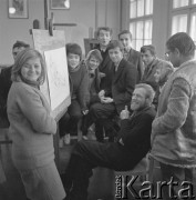 1961-1970, Opole, woj. opolskie, Polska.
Zajęcia z malarstwa i rysunku w Państwowym Liceum Sztuk Plastycznych. Przed sztalugą siedzi nauczyciel Krzysztof Bucki.  
Fot. Irena Jarosińska, zbiory Ośrodka KARTA