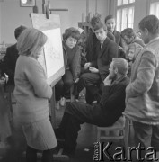 1961-1970, Opole, woj. opolskie, Polska.
Zajęcia z malarstwa i rysunku w Państwowym Liceum Sztuk Plastycznych. Przed sztalugą siedzi nauczyciel Krzysztof Bucki.  
Fot. Irena Jarosińska, zbiory Ośrodka KARTA