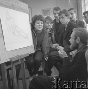 1961-1970, Opole, woj. opolskie, Polska.
Nauczyciel Krzysztof Bucki (siedzi przed sztalugą) prowadzi zajęcia z malarstwa i rysunku w Państwowym Liceum Sztuk Plastycznych.  
Fot. Irena Jarosińska, zbiory Ośrodka KARTA
