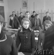 1961-1970, Opole, woj. opolskie, Polska.
Uczniowie Państwowego Liceum Sztuk Plastycznych podczas zajęć z malarstwa i rysunku prowadzonych przez malarza Krzysztofa Buckiego. 
Fot. Irena Jarosińska, zbiory Ośrodka KARTA