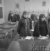 1961-1970, Opole, woj. opolskie, Polska.
Państwowe Liceum Sztuk Plastycznych. Uczniowie podczas zajęć z malarstwa i rysunku prowadzonych przez malarza Krzysztofa Buckiego.
Fot. Irena Jarosińska, zbiory Ośrodka KARTA