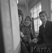 1961-1970, Opole, woj. opolskie, Polska.
Grupa uczniów Państwowego Liceum Sztuk Plastycznych podczas zajęć z malarstwa i rysunku prowadzonych przez malarza Krzysztofa Buckiego.
Fot. Irena Jarosińska, zbiory Ośrodka KARTA