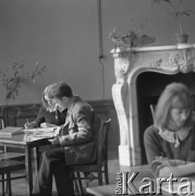 1965-1970, Henryków, woj. wrocławskie, Polska.
Uczniowie z Technikum Nasienniczo-Rolnego przygotowują się do zajęć. Za nimi widoczny rokokowy piec kaflowy w dawnej sali purpurowej klasztoru Opactwa Cystersów. W latach 1965-1990 w części budynków klasztoru znajdowała się szkoła rolnicza. 
Fot. Irena Jarosińska, zbiory Ośrodka KARTA