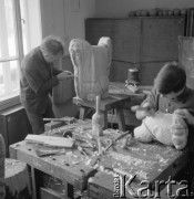 1969, Zakopane, woj. krakowskie, Polska.
Pracownia rzeźbiarska w Państwowym Liceum Technik Plastycznych im. Antoniego Kenara. Przy oknie pracuje nad rzeźbą Antoni Rząsa, rzeźbiarz i wykładowca rzeźby w szkole.
Fot. Irena Jarosińska, zbiory Ośrodka KARTA