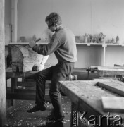 1969, Zakopane, woj. krakowskie, Polska.
Pracownia rzeźby w Państwowym Liceum Technik Plastycznych im. Antoniego Kenara.
Fot. Irena Jarosińska, zbiory Ośrodka KARTA