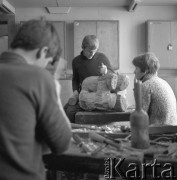 1969, Zakopane, woj. krakowskie, Polska.
Grupa uczniów z Państwowego Liceum Technik Plastycznych im. Antoniego Kenara podczas zajęć z rzeźby.
Fot. Irena Jarosińska, zbiory Ośrodka KARTA