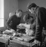 1969, Zakopane, woj. krakowskie, Polska.
Grupa uczniów z Państwowego Liceum Technik Plastycznych im. Antoniego Kenara uczestniczy w zajęciach z rzeźby.
Fot. Irena Jarosińska, zbiory Ośrodka KARTA