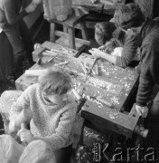 1969, Zakopane, woj. krakowskie, Polska.
Zajęcia z rzeźby w Państwowym Liceum Technik Plastycznych im. Antoniego Kenara.
Fot. Irena Jarosińska, zbiory Ośrodka KARTA