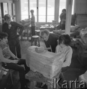 1969, Zakopane, woj. krakowskie, Polska.
Grupa uczniów z Państwowego Liceum Technik Plastycznych im. Antoniego Kenara podczas zajęć z rzeźby. Nad rzeźbą pochyla się nauczyciel Antoni Rząsa, artysta-rzeźbiarz. 
Fot. Irena Jarosińska, zbiory Ośrodka KARTA