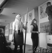 1969, Zakopane, woj. krakowskie, Polska.
Grupa uczniów z Państwowego Liceum Technik Plastycznych im. Antoniego Kenara przygotowuje wystawę swoich prac na szkolnym korytarzu.
Fot. Irena Jarosińska, zbiory Ośrodka KARTA