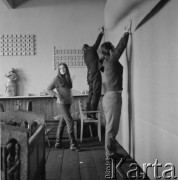 1969, Zakopane, woj. krakowskie, Polska.
Grupa uczniów z Państwowego Liceum Technik Plastycznych im. Antoniego Kenara przygotowuje wystawę swoich prac. 
Fot. Irena Jarosińska, zbiory Ośrodka KARTA