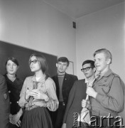 1970, Gdańsk, Polska.
Członkowie Szkolnego Klubu UNESCO z IX Liceum Ogólnokształcącego im. Giuseppe di Vittorio.
Fot. Irena Jarosińska, zbiory Ośrodka KARTA