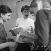 1970, Gdańsk, Polska.
Członkowie Szkolnego Klubu UNESCO z IX Liceum Ogólnokształcącego im. Giuseppe di Vittorio podczas zebrania.
Fot. Irena Jarosińska, zbiory Ośrodka KARTA