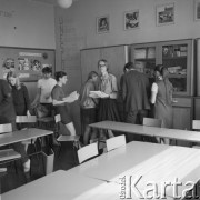 1970, Gdańsk, Polska.
Zebranie członków Szkolnego Klubu UNESCO z IX Liceum Ogólnokształcącego im. Giuseppe di Vittorio.
Fot. Irena Jarosińska, zbiory Ośrodka KARTA