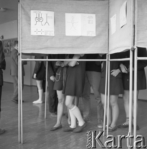 1970, Gdańsk, Polska.
Wystawa na korytarzu w IX Liceum Ogólnokształcącym im. Giuseppe di Vittorio. Za nią stoi grupa uczniów.
Fot. Irena Jarosińska, zbiory Ośrodka KARTA