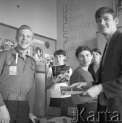 1970, Gdańsk, Polska.
Uczniowie IX Liceum Ogólnokształcącego im. Giuseppe di Vittorio należący do Szkolnego Klubu UNESCO.
Fot. Irena Jarosińska, zbiory Ośrodka KARTA