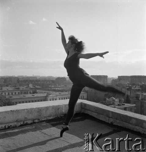 1958-1960, Warszawa, Polska.
Uczennica Ogólnokształcącej Szkoły Baletowej ćwiczy taniec na dachu szkoły przy ulicy Moliera. 
Fot. Irena Jarosińska, zbiory Ośrodka KARTA
