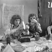 1974, Warszawa, Polska.
Uczniowie IV Liceum Ogólnokształcącego im. Adama Mickiewicza biorą udział w wystawie hobbystów i zbieraczy. 
Fot. Irena Jarosińska, zbiory Ośrodka KARTA
