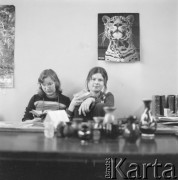 1974, Warszawa, Polska.
Uczennice z IV Liceum Ogólnokształcącego im. Adama Mickiewicza podczas zorganizowanej w szkole wystawie hobbystów i zbieraczy. 
Fot. Irena Jarosińska, zbiory Ośrodka KARTA
