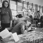 1974, Warszawa, Polska.
Wystawa hobbystów i zbieraczy zorganizowana przez uczniów w sali gimnastycznej IV Liceum Ogólnokształcącego im. Adama Mickiewicza.
Fot. Irena Jarosińska, zbiory Ośrodka KARTA
