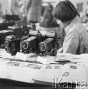 1974, Warszawa, Polska.
Wystawa hobbystów i zbieraczy zorganizowana przez uczniów z IV Liceum Ogólnokształcącego im. Adama Mickiewicza. Na pierwszym planie zabytkowe aparaty fotograficzne z lat 30.
Fot. Irena Jarosińska, zbiory Ośrodka KARTA
