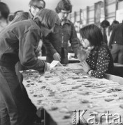 1974, Warszawa, Polska.
Wystawa hobbystów i zbieraczy w IV Liceum Ogólnokształcącym im. Adama Mickiewicza. Grupa uczniów stoi przy stoisku z brelokami.
Fot. Irena Jarosińska, zbiory Ośrodka KARTA
