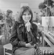 1974, Warszawa, Polska.
Uczennica IV Liceum Ogólnokształcącego im. Adama Mickiewicza podczas zorganizowanej w szkole wystawie hobbystów i zbieraczy. 
Fot. Irena Jarosińska, zbiory Ośrodka KARTA
