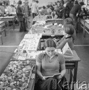 1974, Warszawa, Polska.
Wystawa hobbystów i zbieraczy w IV Liceum Ogólnokształcącym im. Adama Mickiewicza.
Fot. Irena Jarosińska, zbiory Ośrodka KARTA
