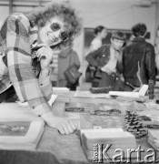 1974, Warszawa, Polska.
Wystawa hobbystów i zbieraczy zorganizowana przez uczniów z IV Liceum Ogólnokształcącego im. Adama Mickiewicza.
Fot. Irena Jarosińska, zbiory Ośrodka KARTA
