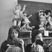 1974, Warszawa, Polska.
Wystawa hobbystów i zbieraczy zorganizowana przez uczniów z IV Liceum Ogólnokształcącego im. Adama Mickiewicza.
Fot. Irena Jarosińska, zbiory Ośrodka KARTA
