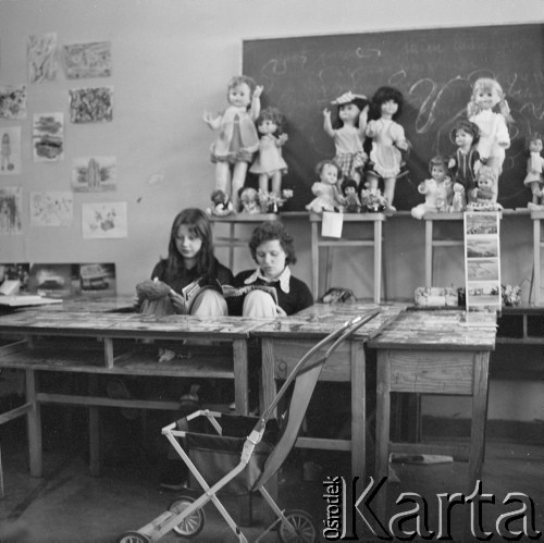 1974, Warszawa, Polska.
Uczennice biorą udział w wystawie hobbystów i zbieraczy zorganizowanej w IV Liceum Ogólnokształcącym im. Adama Mickiewicza.
Fot. Irena Jarosińska, zbiory Ośrodka KARTA
